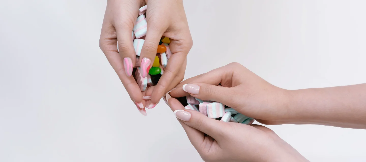 Manichiura-pedichiura vara: rutine practice pentru salon și acasă